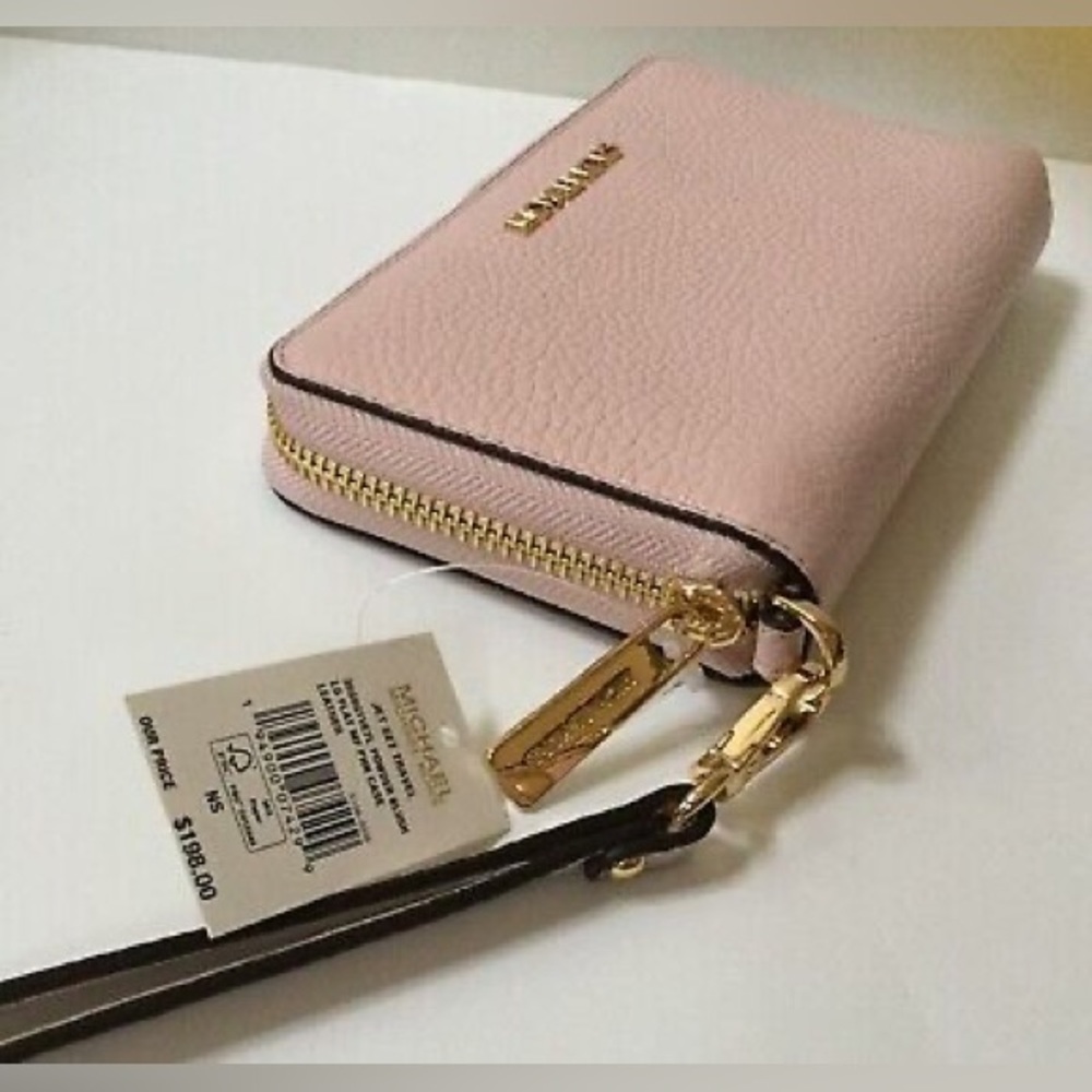 Michael Kors Jet Set wallet in blush!